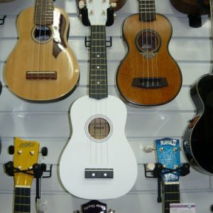 WHITE ONYX SOPRANO UKULELE with GIG BAG