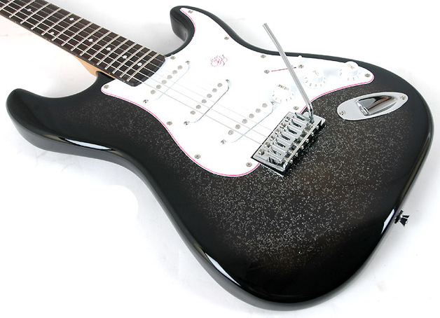 Gypsy Rose Strat Style Electric Guitar 7 8 Size inc Gig Bag Strap